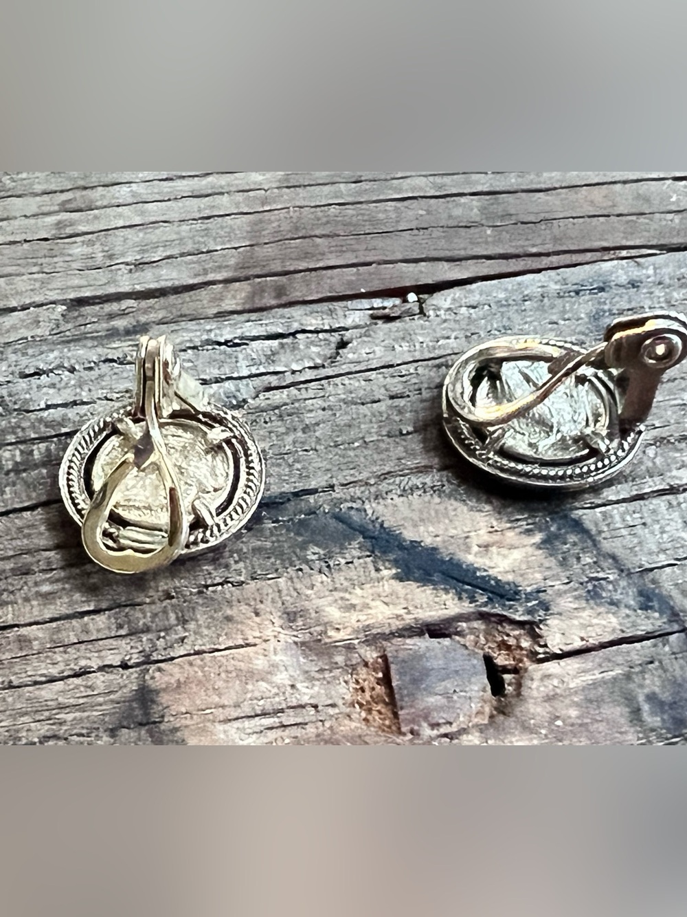 Classic Round Black and Gold clip on earrings - Picture 3 of 10